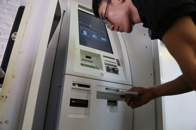 Cận cảnh giao dịch bitcoin bằng máy ATM tại TP.HCM